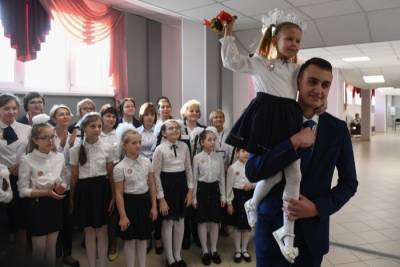 Александр Беглов - Школы Петербурга проведут 1 сентября линейки для выпускников и первоклассников - interfax-russia.ru - Санкт-Петербург - Петербург