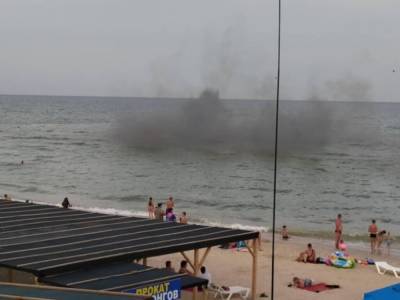 На украинском курорте над водой появилось черное облако: загадку явления быстро раскрыли - golos.ua