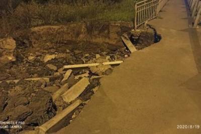 Асфальт рассыпался на тротуаре у Каштакской развязки второй раз спустя год после ремонта - chita.ru - Чита