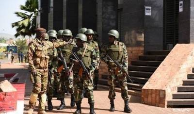 Буба Сиссе - Захваченный мятежниками президент Мали объявил об отставке - newizv.ru - Мали - Бамако