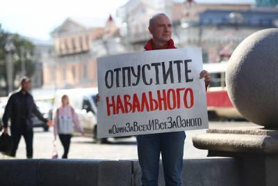 Алексей Навальный - Кира Ярмыш - Алексей Гресько - Глава штаба Навального в Екатеринбурге вышел с пикетом к зданию мэрии - znak.com - Москва - Екатеринбург - Германия - Омск - Томск
