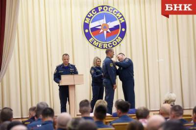 Виктор Бобыря - Надежда Дорофеева - Работников пожарной охраны Коми наградили медалями МЧС России - bnkomi.ru - Россия - респ. Коми