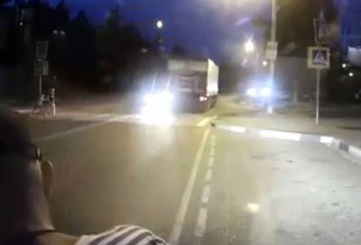 Появилось видео ДТП с девочкой, которую отбросило на «Ладу» после наезда «Киа» - moe-online.ru - Воронеж
