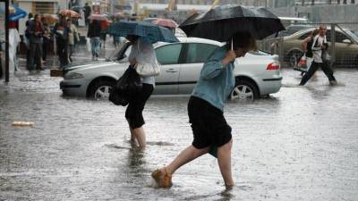 Екатеринбург уходит под воду: нарушена работа городского транспорта и аэропорта - 5-tv.ru - Россия - Екатеринбург - Калининградская обл.