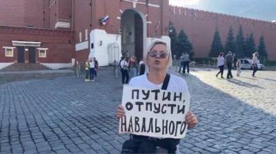 Алексей Навальный - Яна Троянова - В Москве во время пикета на Красной площади полиция задержала актрису Яну Троянову - znak.com - Москва - Германия - Омск - Томск