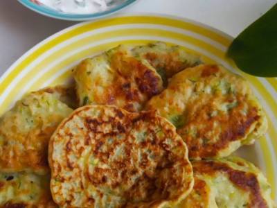 Рецепт дня: Оладушки из кабачка с соусом из сметаны - golos.ua - Украина