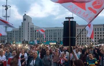 На площади Независимости люди поют «Стены рухнут!» - charter97.org