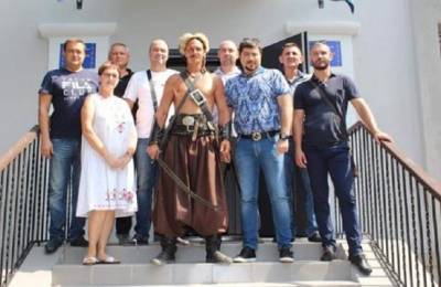 Владимир Зеленский - Украина: Разрубающий огурцы ловкий «запорожский казак» пошел в депутаты - eadaily.com - Украина - Запорожская обл.