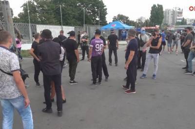 Конфликт вокруг ТЦ "Барабашово": Группа молодых людей попыталась захватить одну из площадок торгового центра - vkcyprus.com - Харьков