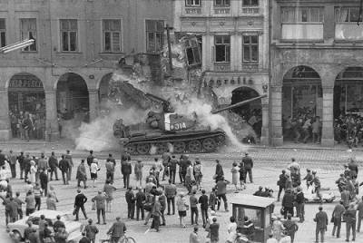 Рустем Адагамов - Фото дня: советский танк Т-62 врезается в здание во время вторжения в Чехословакию в августе 1968 года - enovosty.com - Чехия - Прага - Чсср