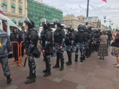 Алексей Навальный - ОМОН и Росгвардия оцепили Гостиный двор с протестующими - rosbalt.ru - Башкирия - Санкт-Петербург - Белоруссия - Хабаровск
