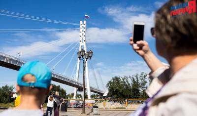 Над тюменским мостом Влюблённых подняли российский флаг - nashgorod.ru - Тюмень