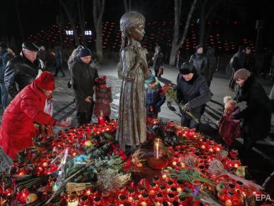 Вандалы пытались повредить скульптуру девочки с колосками у музея Голодомора в Киеве - gordonua.com - Киев