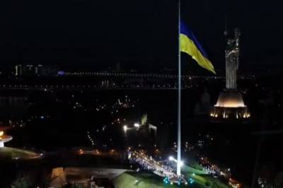 Виталий Кличко - В Киеве официально подняли самый большой флаг Украины - vkcyprus.com - Украина - Киев