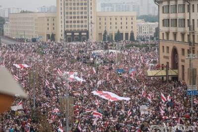 Александр Лукашенко - В Минске на акцию протеста собрались порядка 100 тысяч человек - znak.com - Белоруссия - Минск