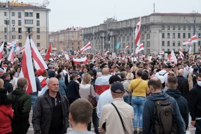 Тысячи противников Лукашенко собрались на площади Независимости и их число увеличивается - naviny.by - Белоруссия - Минск