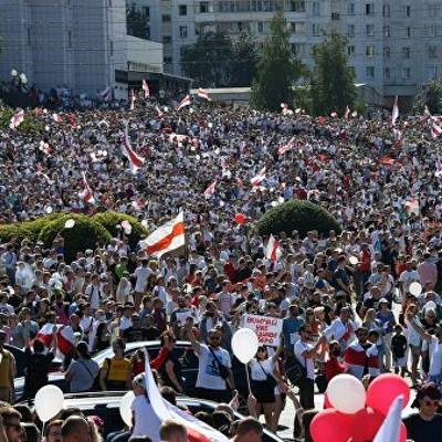 Десятки тысяч человек собрались на площади Независимости в центре Минска на митинг оппозиции - radiomayak.ru - Минск