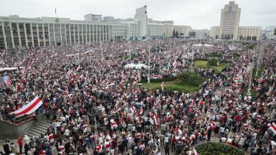 Александр Лукашенко - Ольга Чемоданова - Силовики, сторонники и противники Лукашенко отправились в одну точку Минска - vesti.ru - Белоруссия - Минск