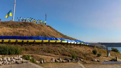 100-метровый сине-желтый флаг развернули на Хортице - ru.espreso.tv - Украина - Запорожье