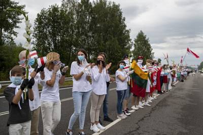 Александр Лукашенко - Андрюс Тапинас - Жители Литвы встали в 35-километровую цепь в поддержку белорусской оппозиции - lenta.ru - Белоруссия - Литва - Вильнюс