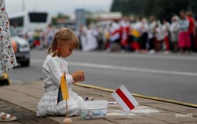 Андрюс Тапинас - Жители Литвы встали в "цепь солидарности" с оппозицией Беларуси - korrespondent.net - Белоруссия - Литва - Вильнюс
