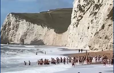 В Британии пляжники встали в живую цепь для спасения человека - argumenti.ru - Англия