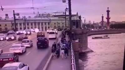 На видео попал прыжок мужчины с Дворцового моста - piter.tv - Санкт-Петербург