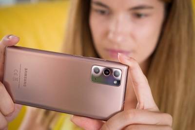 В самых дорогих смартфонах и планшетах Samsung позеленели экраны. Перезагрузка и сброс настроек не помогают - cnews.ru - Россия