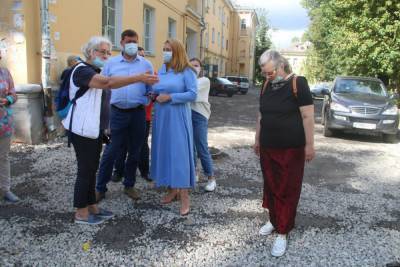 Елена Полонская - Ремонт дворов в Пскове оценила глава города - mk-pskov.ru - Псков