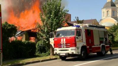 Рядом с Покровским архиерейским собором загорелся деревянный дом - penzainform.ru