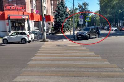 Воронежцы пожаловались на регулярно паркующегося на перекрёстке автохама - moe-online.ru - Воронеж