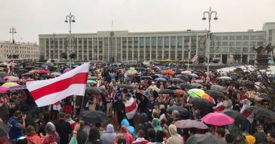 Александр Лукашенко - Более тысячи протестующих снова собрались в центре Минска - ren.tv - Белоруссия - Минск - Святая Елена