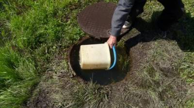 Жители Арбекова черпают воду из колодца, где случилась утечка - penzainform.ru