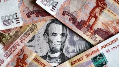 Денис Ракша - Рубль в начале торгов снижается к доллару и евро - russian.rt.com