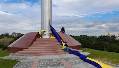 Самый большой флаг Украины пришлось спустить после недели открытия, фото: что произошло - kiev.politeka.net - Украина - Киев - Кличко