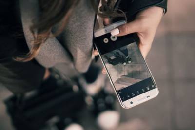 Опрос: селфи для Instagram ретуширует четверть женщин - aif.ru