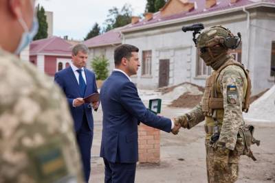 Владимир Зеленский - Бойцы полка ССО подарили Зеленскому комиксы и символику их части - prm.ua - Украина - Кировоградская обл.