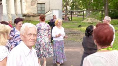 Пензенские пенсионеры станцевали у центра хореографического искусства - penzainform.ru - Пенза
