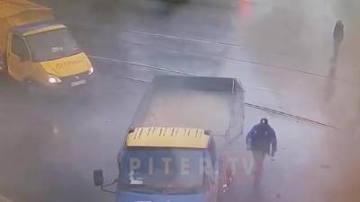 Возгорание машины после ДТП на Лифляндской попало на видео - piter.tv - Санкт-Петербург
