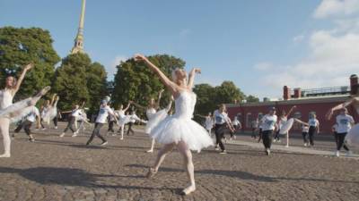 Солистка Михайловского театра показала фуэте на танцевальном флешмобе на социальной дистанции - piter.tv