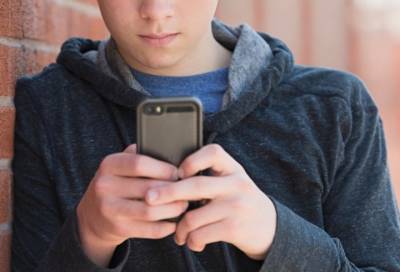 В Петербурге грабитель с пистолетом отобрал у 17-летнего подростка телефон - online47.ru - Ленинградская обл. - Санкт-Петербург - Мурино - район Красногвардейский