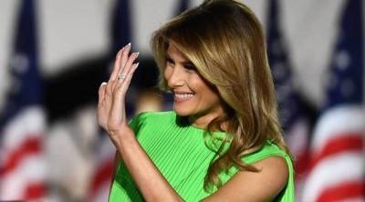 Дональд Трамп - Мелания Трамп - Диктаторский образ, «смешное» платье и хромакей: все наряды Мелании Трамп на Съезде республиканцев США обернулись скандалом - skuke.net - США