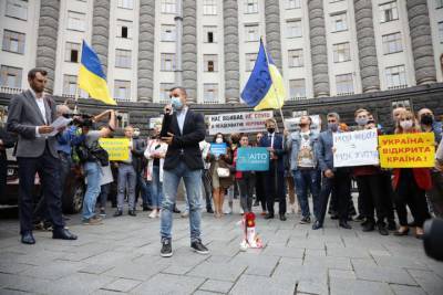 Под Кабмином прошёл митинг против запрета на въезд иностранцев - inform-ua.info - Украина - Запрет