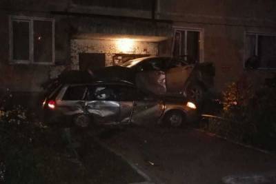 Два автомобиля впечатались в жилой дом в Новосибирске - novos.mk.ru - Новосибирск - район Калининский