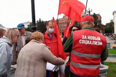 Хабаровск проявляет чудеса смелости и стойкости, и сегодня опять выходит на митинг, все больше красных флагов реет над толпой - apral.ru - Москва - Россия - Хабаровск