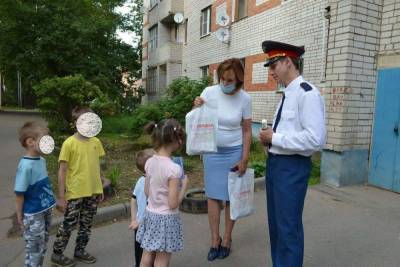 В Иванове детям из проблемной семьи полицейский дядя Степа подарил школьные принадлежности - mkivanovo.ru