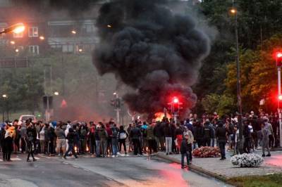 Бросали петарды и жгли шины: В Швеции вспыхнули беспорядки после сожжения Корана - vkcyprus.com - Швеция
