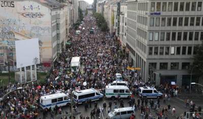 В Берлине проходят многотысячные протесты против карантина - newizv.ru - Германия - Берлин