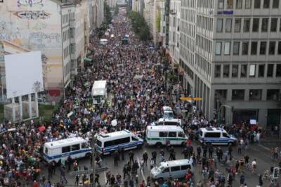 В Берлине тысячи людей вышли на акцию против карантина - vkcyprus.com - Германия - Берлин