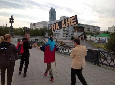 «Полицейский просит пройти в отделение». На улицах в Екатеринбурге снимают пьесу «На дне» - znak.com - Екатеринбург